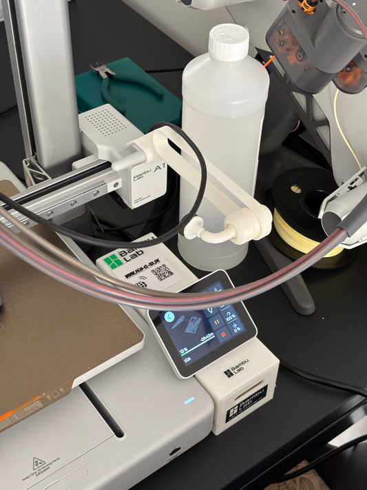 Bambu Lab 3D-printer med AMS filament system og display